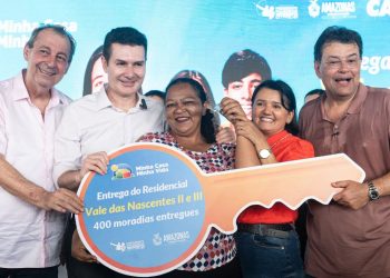 CASA PRA QUEM PRECISA: famílias chefiadas por mulheres recebem casa própria sob articulação de Eduardo Braga