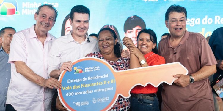 CASA PRA QUEM PRECISA: famílias chefiadas por mulheres recebem casa própria sob articulação de Eduardo Braga