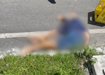 Garupa fica todo contorcido na pista após acidente fatal próximo à Bola da Suframa