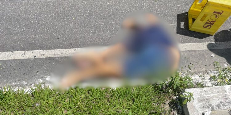 Garupa fica todo contorcido na pista após acidente fatal próximo à Bola da Suframa