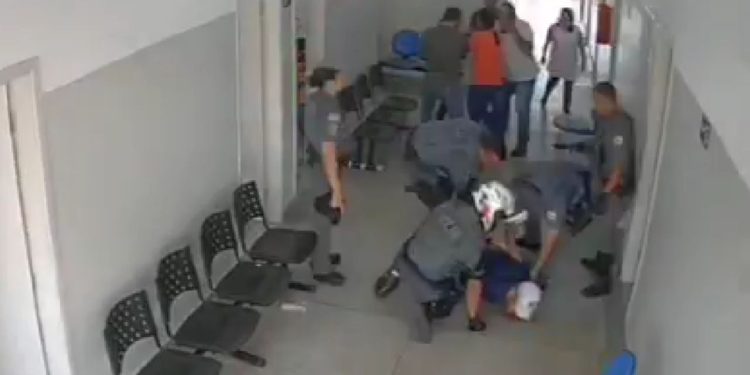 Vídeo mostra momento que homem invade posto de saúde e mata a ex a facadas