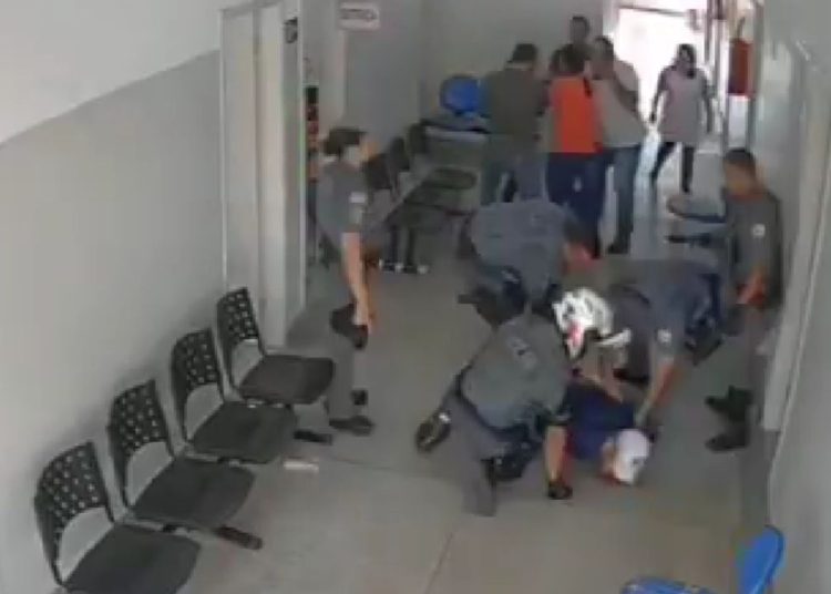 Vídeo mostra momento que homem invade posto de saúde e mata a ex a facadas