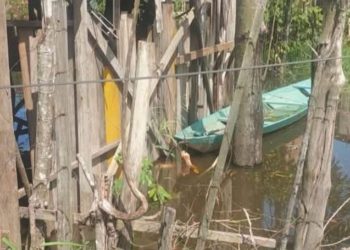 Ao manusear canoa, idoso de 68 anos morre eletrocutado e é achado debaixo d’água no Amazonas