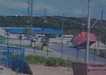 Por um triz, motoqueiro escapa de ser esmagado por carreta em Manaus