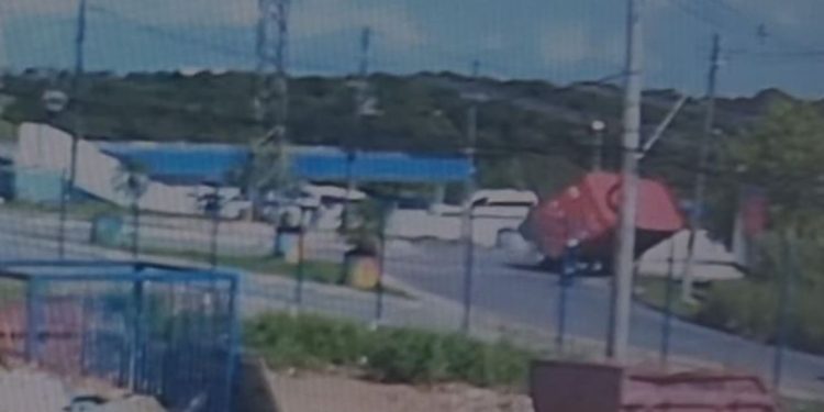 Por um triz, motoqueiro escapa de ser esmagado por carreta em Manaus