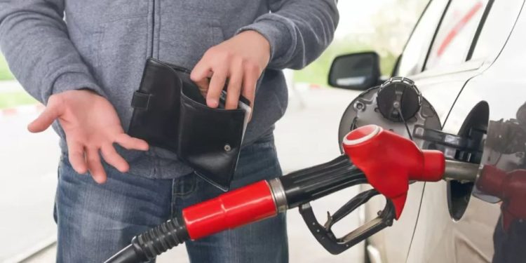 Golpe da mangueira: saiba se você está sendo passado para trás ao abastecer