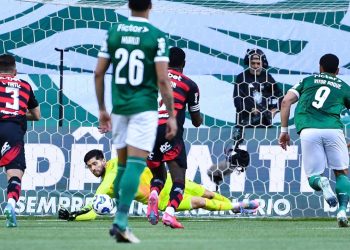 VITÓRIA GIGANTE DO MENGÃO: Fla vence com goleiro herói e cola no líder Palmeiras