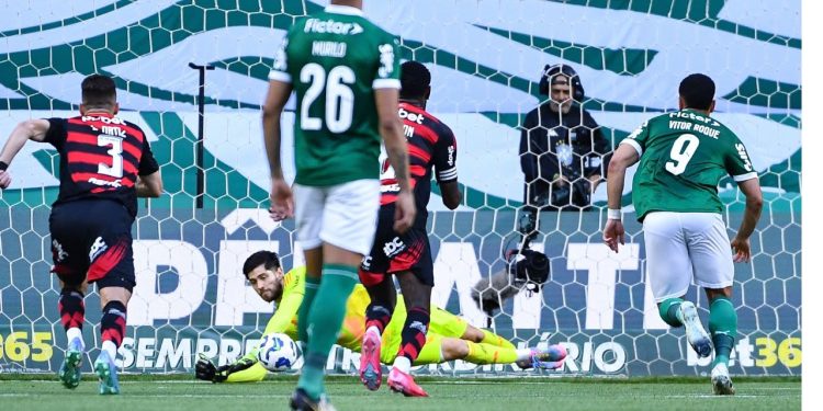 VITÓRIA GIGANTE DO MENGÃO: Fla vence com goleiro herói e cola no líder Palmeiras
