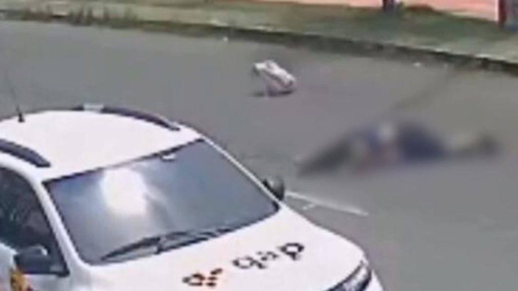 Ao descer de ônibus, estudante corre na avenida e acaba atropelada em Manaus; vídeo