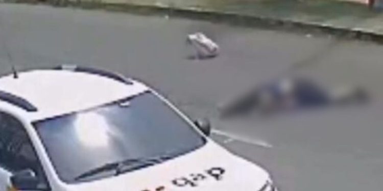 Ao descer de ônibus, estudante corre na avenida e acaba atropelada em Manaus; vídeo