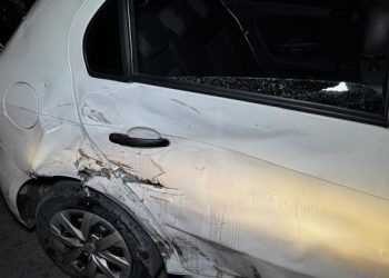 Colisão entre moto e carro em cruzamento deixa feridos