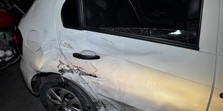 Colisão entre moto e carro em cruzamento deixa feridos