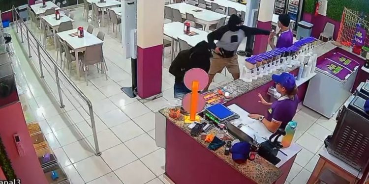 Encapuzados tocam o terror durante assalto. Veja o vídeo