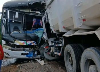 Caminhão engaveta em  ônibus na AM-010 deixando dois mortos e três feridos