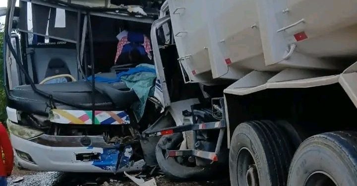 Caminhão engaveta em ônibus na AM-010 deixando dois mortos e três feridos