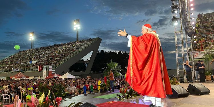 Pentecostes 2025🕊️ | Evento reúne milhares de fiéis no Sambódromo