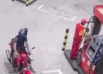 Dupla armada assalta posto de gasolina e rende clientes. Veja o vídeo