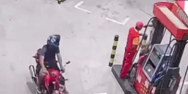 Dupla armada assalta posto de gasolina e rende clientes. Veja o vídeo