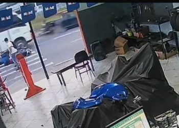 Vídeo forte. Motoristas não respeitam faixa de pedestre e causam acidente