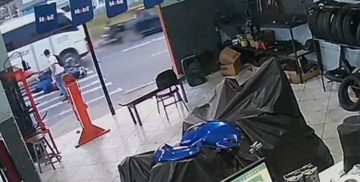 Vídeo forte. Motoristas não respeitam faixa de pedestre e causam acidente