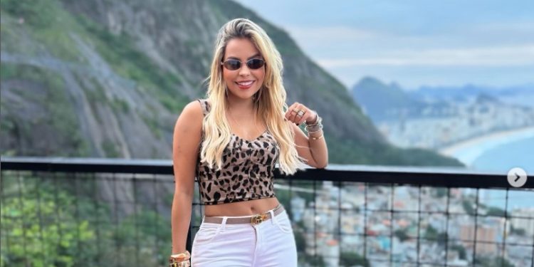 Poderosa e gostosa: prefeita surge de biquíni dançando forró. Veja o vídeo