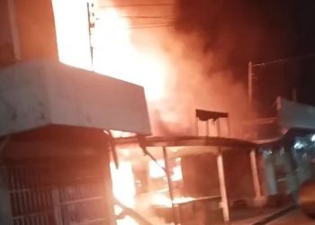 Incêndio destrói casa na Cidade Nova. Veja o vídeo