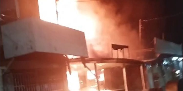Incêndio destrói casa na Cidade Nova. Veja o vídeo