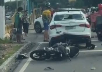 Moto ‘beija’ traseira de carro  e deixa três feridos