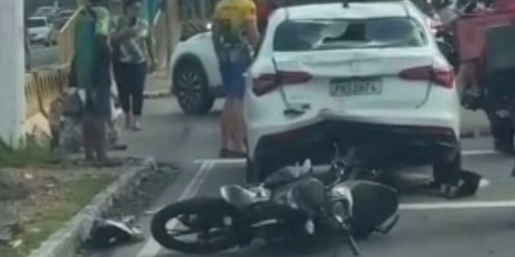 Moto ‘beija’ traseira de carro e deixa três feridos