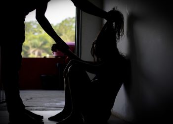 Amarrada e esfaqueada diversas vezes, só não morreu porque o irmão chegou a tempo