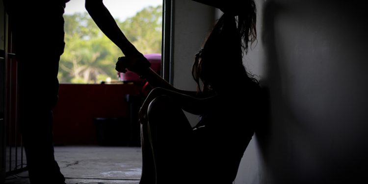 Amarrada e esfaqueada diversas vezes, só não morreu porque o irmão chegou a tempo