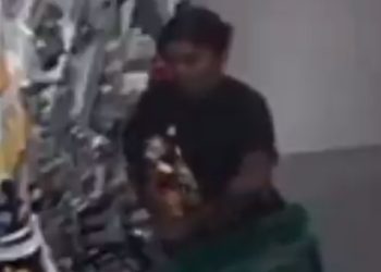 “Larissinha gulosa”. Furtou pacotes de café e escondeu na perseguida. Veja o vídeo