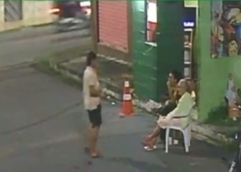 Sem piedade! Assaltou idosa e jovem que estavam sentados na calçada. Veja o vídeo