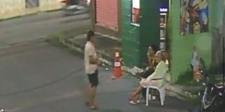 Sem piedade! Assaltou idosa e jovem que estavam sentados na calçada. Veja o vídeo