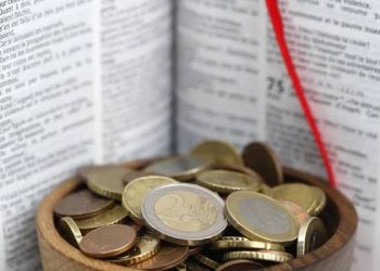 Pegou o dízimo da igreja e fugiu; foi pego com o bolso cheio e preso