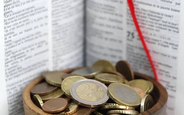 Pegou o dízimo da igreja e fugiu; foi pego com o bolso cheio e preso