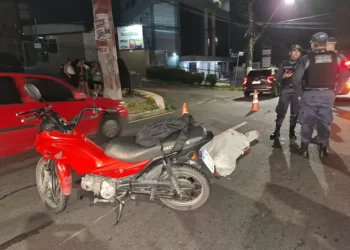 Motociclista morre após colisão com carro de militar