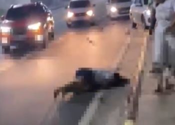 “Os dois sem capacete”. Casal é arremessado após acidente de moto. Veja o vídeo