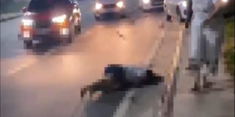 “Os dois sem capacete”. Casal é arremessado após acidente de moto. Veja o vídeo