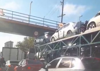 Se não puder ajudar, atrapalhe. Motorista trava via com caminhão cegonha. Veja o vídeo