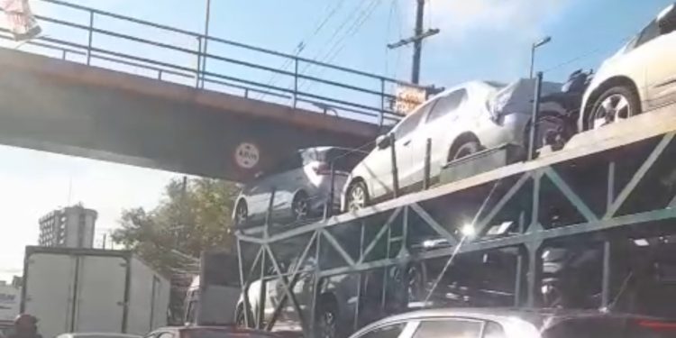 Se não puder ajudar, atrapalhe. Motorista trava via com caminhão cegonha. Veja o vídeo