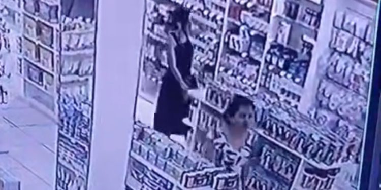 “Divas” da ZL furtam produtos de limpeza para não lavarem o cabelo com sabão Cutia. Veja o vídeo.