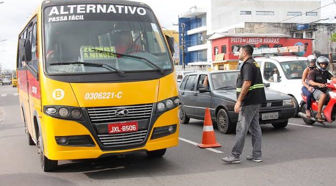 Motorista de “amarelinho” é preso por homicídio enquanto trabalhava