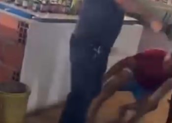 Confusão e violência em feira de Iranduba deixam um ferido. Veja o vídeo