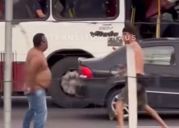 Barraco na Cosme Ferreira – Homem arremessa adversário no asfalto em briga. Veja o vídeo