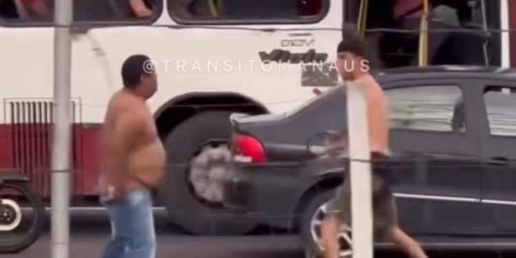 Barraco na Cosme Ferreira – Homem arremessa adversário no asfalto em briga. Veja o vídeo