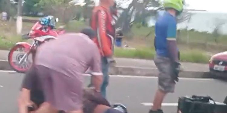 Colisão na Av. das Torres deixa motociclista e jovem feridos