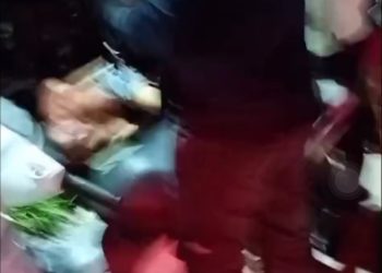 Pancadaria! Pegou a “merenda” dele e morreu no camburão da PM na ZL