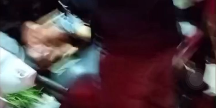 Pancadaria! Pegou a “merenda” dele e morreu no camburão da PM na ZL