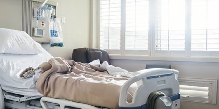 Fuga inusitada: homem escapa pela janela para evitar encontro da esposa e amante